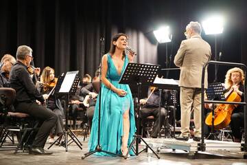 La grande canzone napoletana protagonista stasera in Piazza Matteotti: l’Orchestra della Città Metropolitana propone “Napule È”