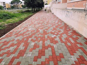 Manutenzione scuole: realizzato percorso senza barriere tra il "plesso rosa" e la palestra scolastica 