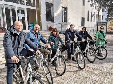 M'Illumino di meno - A Ruvo tutta la giunta su due ruote, entrano in funzione le nuove biciclette